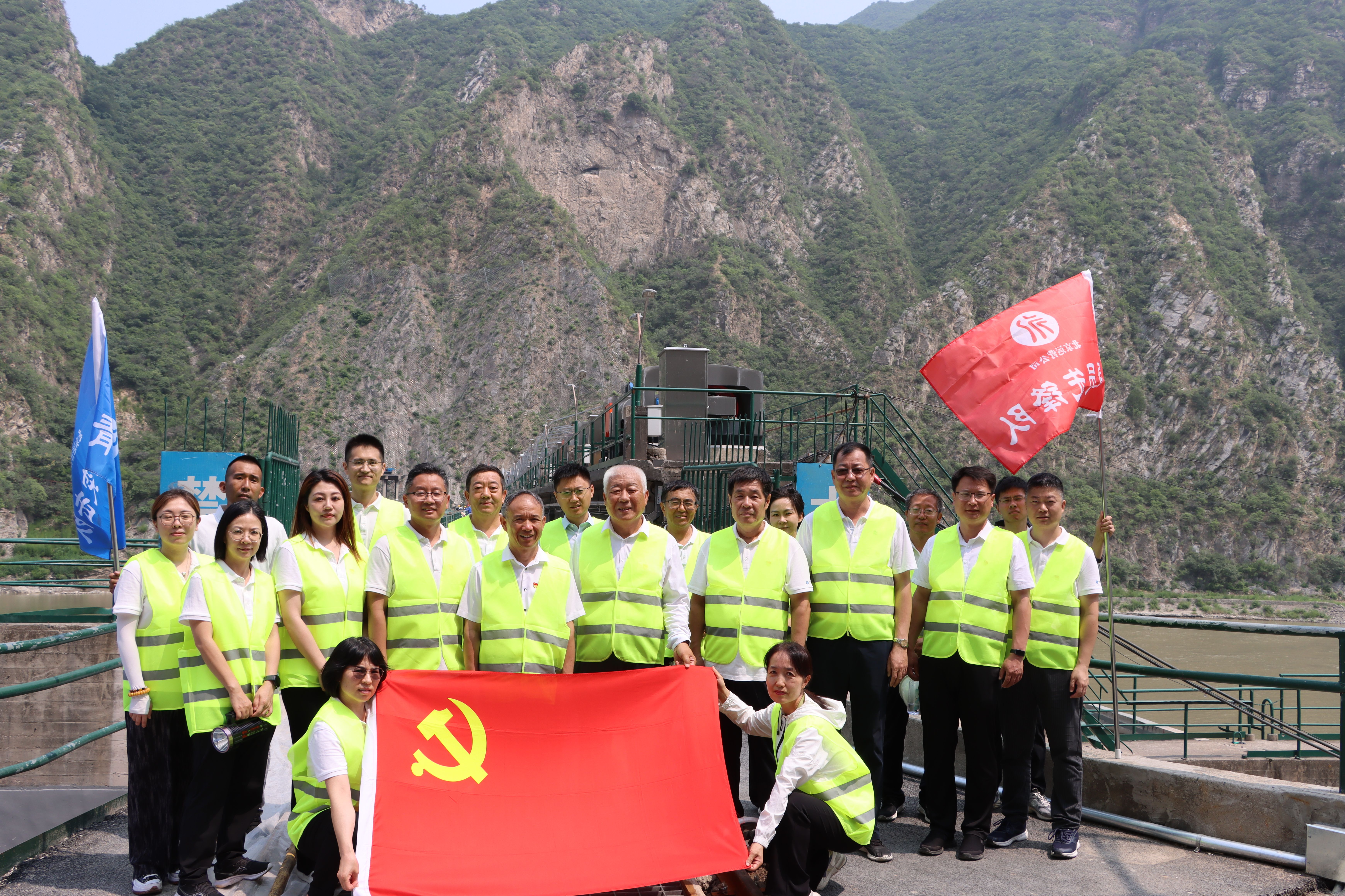 公司主要領(lǐng)導(dǎo)深入基層黨建聯(lián)系點講授紀(jì)律黨課并參加主題黨日活動 公司主要領(lǐng)導(dǎo)深入基層黨建聯(lián)系點講授紀(jì)律黨課并參加主題黨日活動