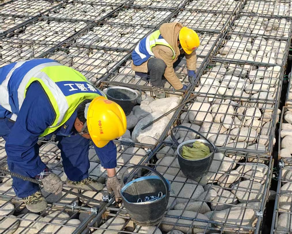 小永開(kāi)講啦 | 硬核防護(hù)中的柔性利器:五湖一線(xiàn)”水毀修復(fù)項(xiàng)目鉛絲石籠工藝解析 小永開(kāi)講啦 | 硬核防護(hù)中的柔性利器:五湖一線(xiàn)”水毀修復(fù)項(xiàng)目鉛絲石籠工藝解析