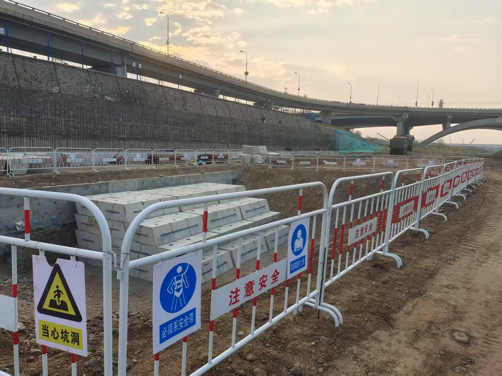 奮戰(zhàn)開門紅 | 永定河盧三段綜合提升工程第二標段完成預(yù)制混凝土備塌體首件驗收 奮戰(zhàn)開門紅 | 永定河盧三段綜合提升工程第二標段完成預(yù)制混凝土備塌體首件驗收