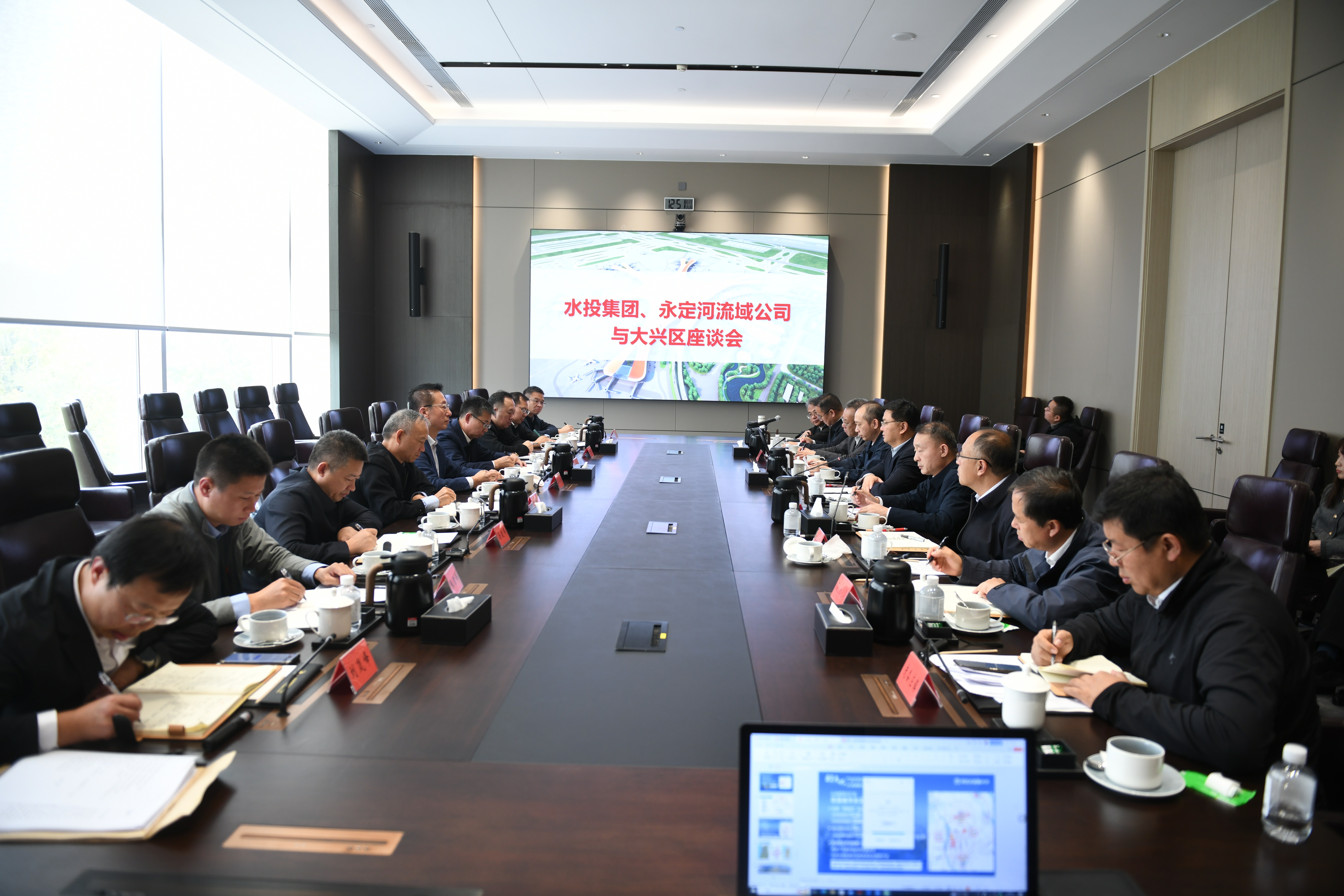 公司主要領(lǐng)導(dǎo)拜會(huì)大興區(qū)委書記初軍威 公司主要領(lǐng)導(dǎo)拜會(huì)大興區(qū)委書記初軍威