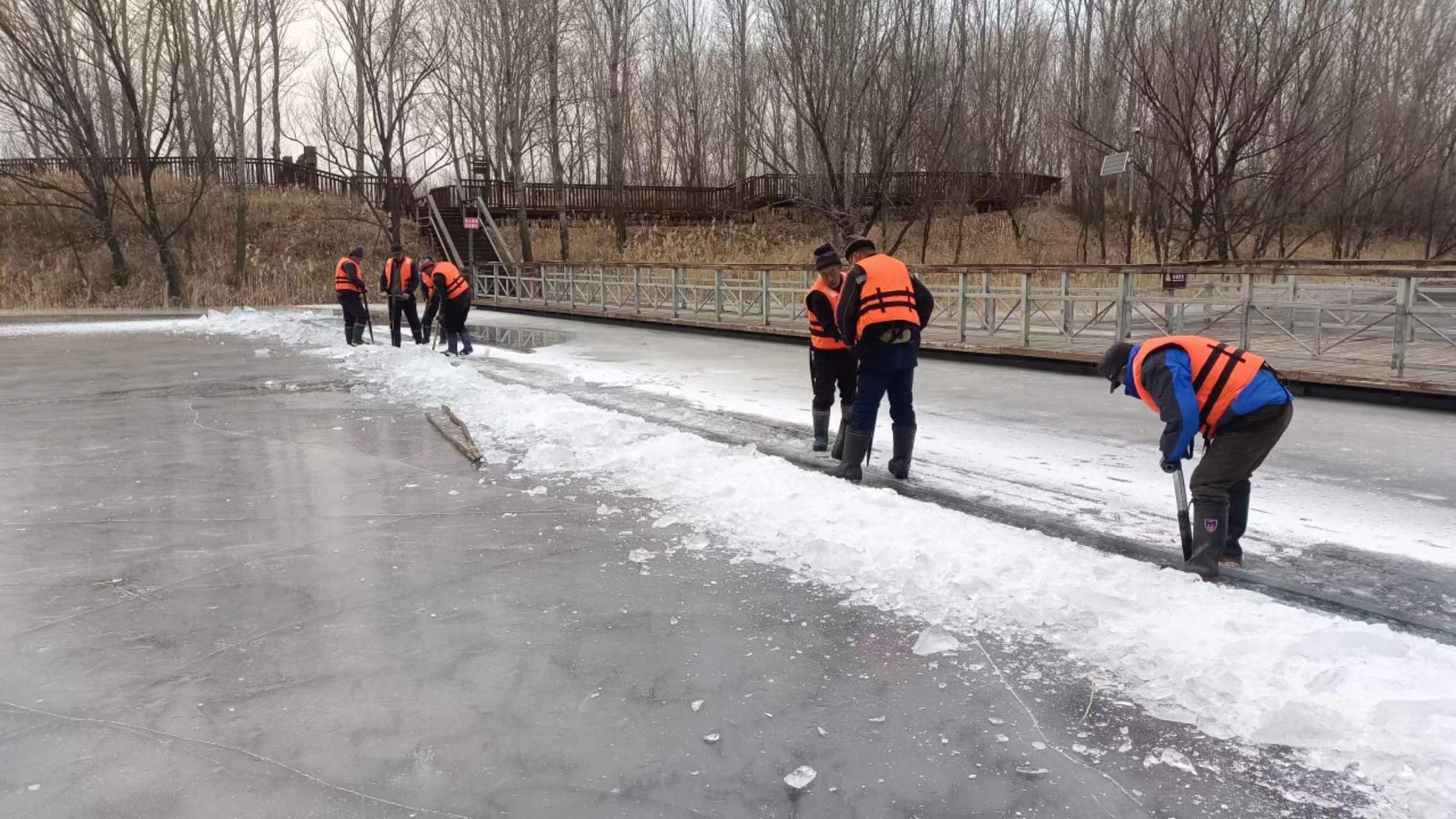 春節(jié)“不打烊” 書寫“敬業(yè)?!? alt=